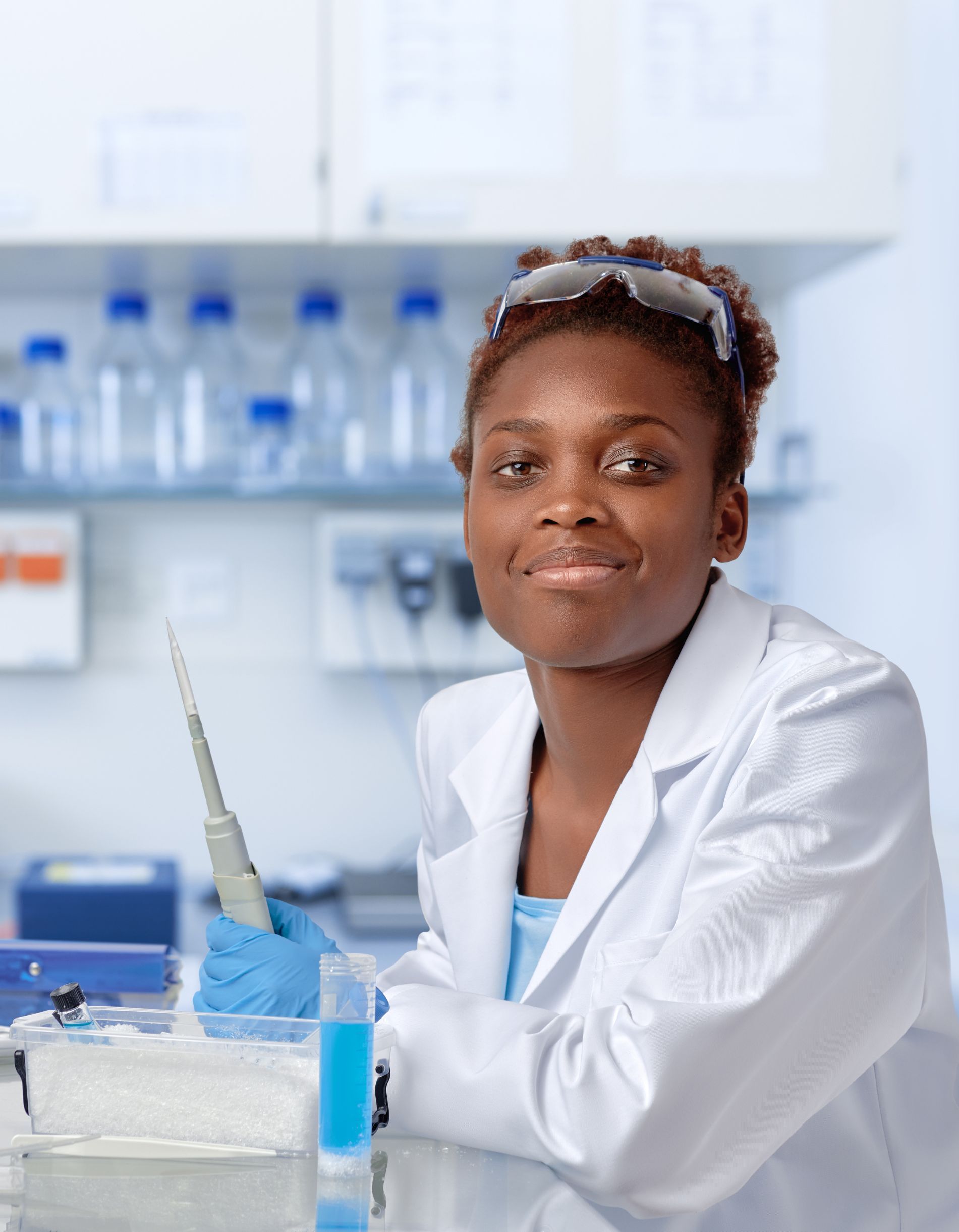 Labmedewerker met pipet