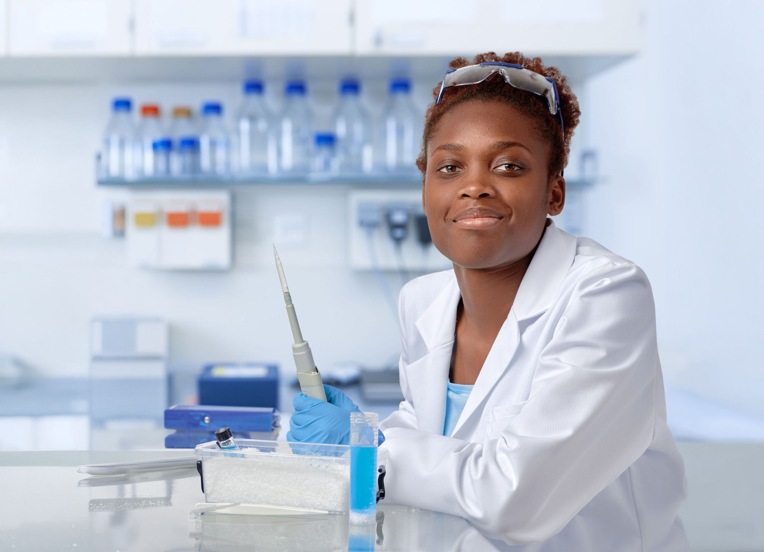 Labmedewerker met pipet