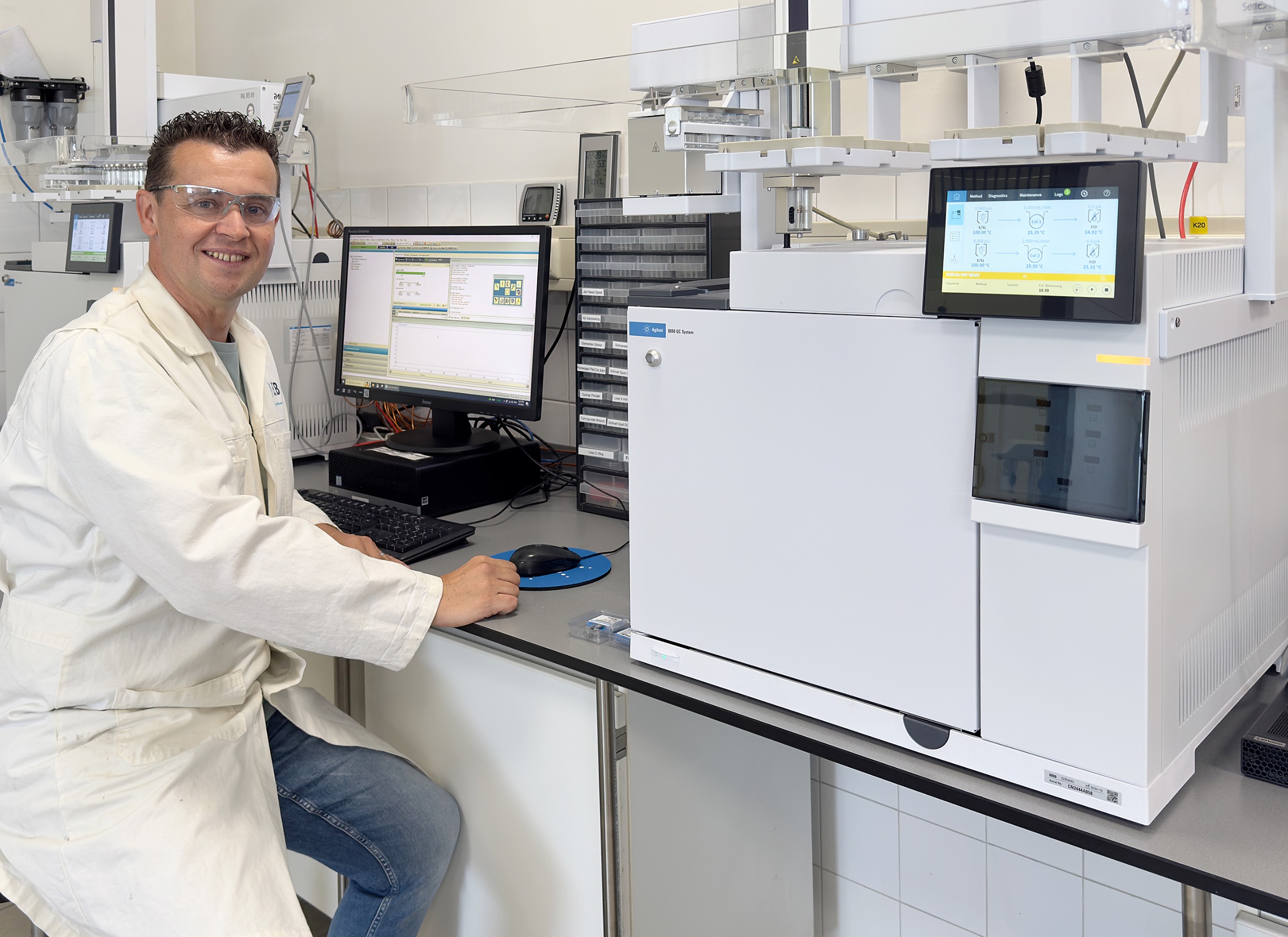 Labmedewerker aan een gaschromatograaf
