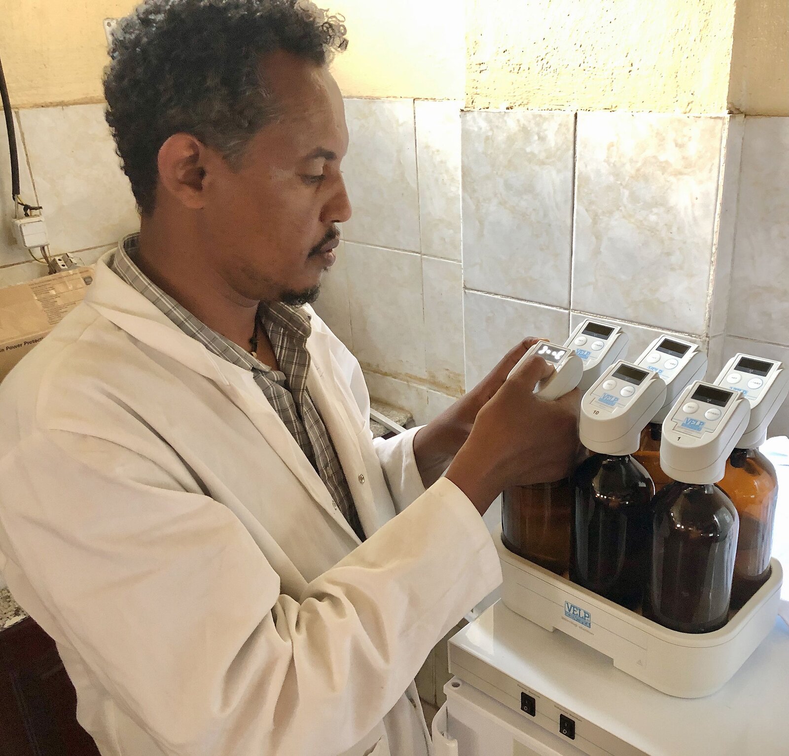 Analist Yayehyrad Tilahun, door Acacia Water opgeleid om te werken met de door Salm en Kipp geleverde BOD-meters