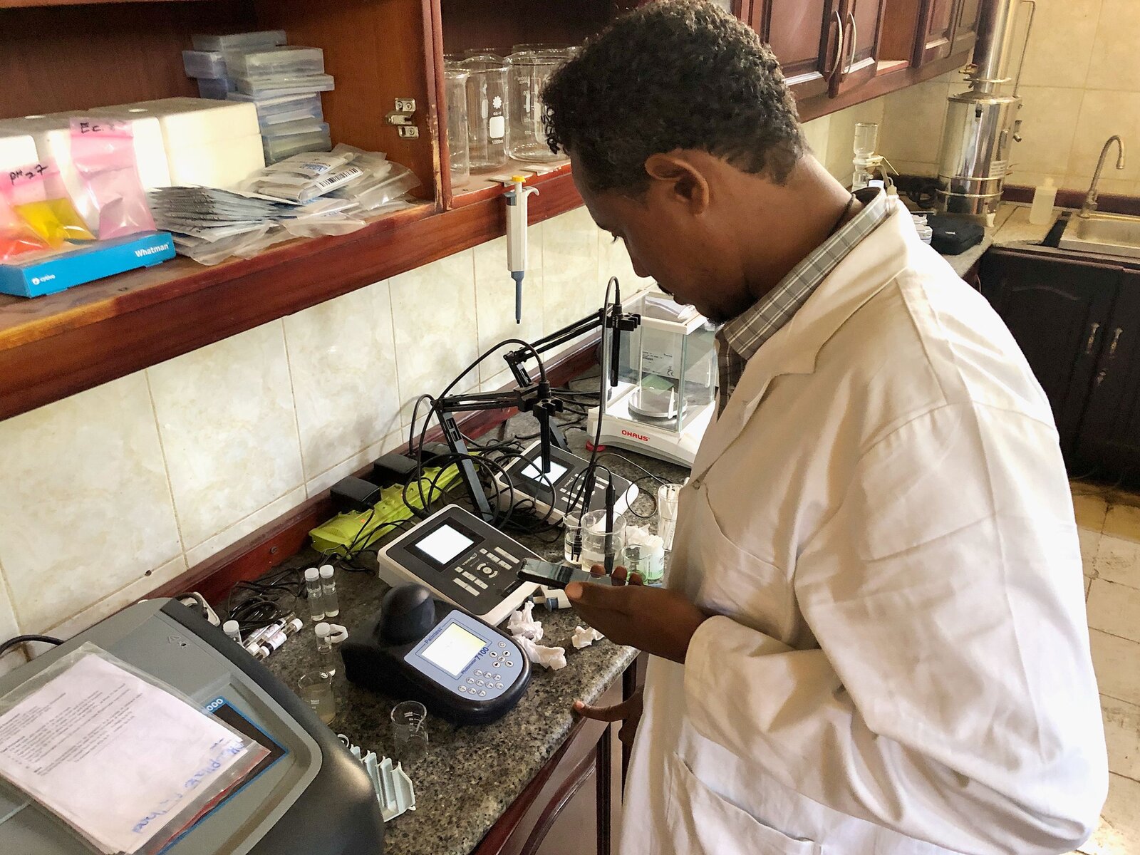 BOD-systemen, pH-meters en EC-meters in het laboratorium in Hawassa