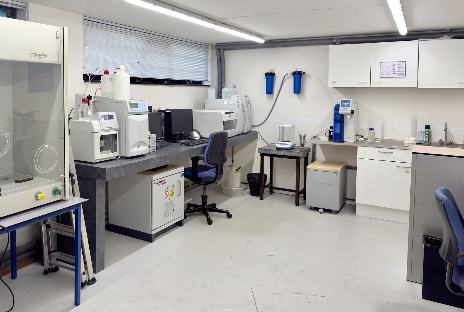 Chemische en fysische analyses op water- en bodemmonsters in het laboratorium van Acacia Water in Gouda