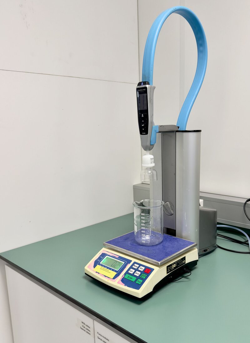 Ultrapuur water uit een Purelab Flex systeem van Veolia in het R&D-lab